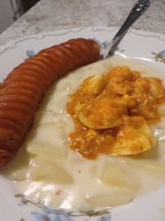 Krumplifőzelék tojáspörkölttel, sültvirslivel recept fotója