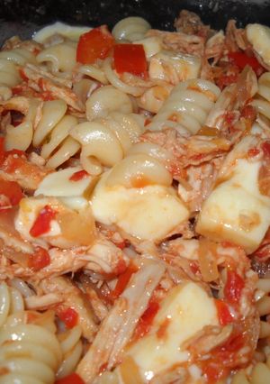 Una foto de Fideos con salsa de pollo (muy fácil)