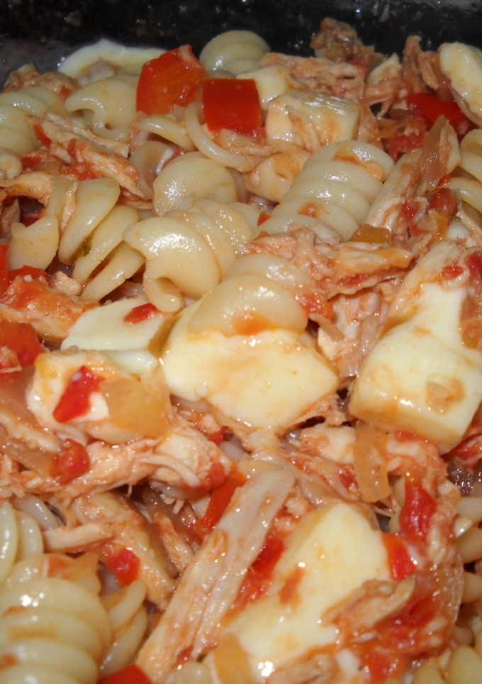 Una foto de Fideos con salsa de pollo (muy fácil)