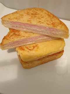 Una foto de Sándwich de queso rallado con pavo o jamón