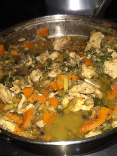 Una foto de Estofado de pollo con verduras y champiñones