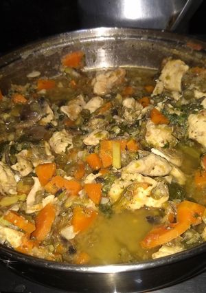 Una foto de Estofado de pollo con verduras y champiñones