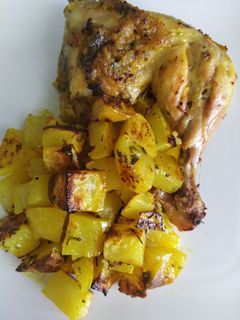 Une photo de Poulet et pomme de terre au four au curcuma