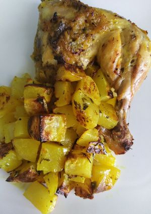Une photo de Poulet et pomme de terre au four au curcuma