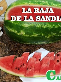 Una foto de La espectacular manera de servir una raja de una sandía