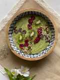 Smoothie bowl verde de plátano, espinaca y coco