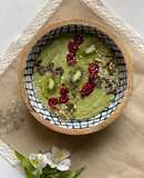 Smoothie bowl verde de plátano, espinaca y coco