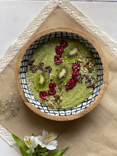 Una foto de Smoothie bowl verde de plátano, espinaca y coco