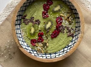 Una foto de Smoothie bowl verde de plátano, espinaca y coco