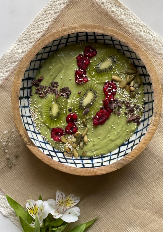Una foto de Smoothie bowl verde de plátano, espinaca y coco
