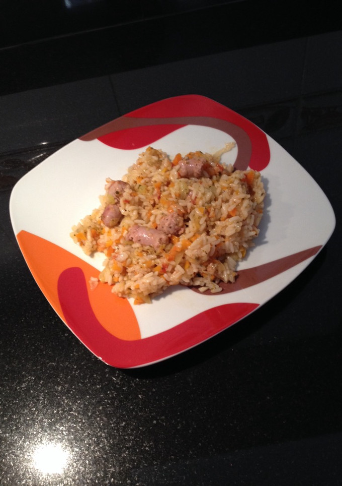 Una foto de Arroz con salchichas/longaniza