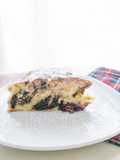 Bizcocho marmolado de chocolate y vainilla con fresas