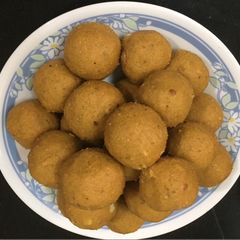 A picture of Besan ladoo.