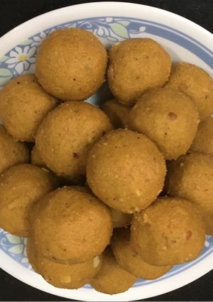 A picture of Besan ladoo.