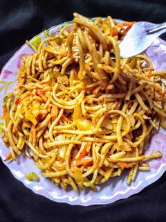 हक्का नूडल्स (hakka noodles recipe in Hindi) रेसिपी मुख्य फोटो