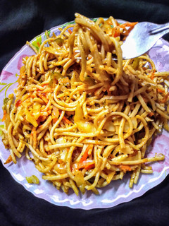 हक्का नूडल्स (hakka noodles recipe in Hindi) रेसिपी मुख्य फोटो