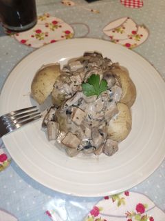 Una foto de Pollo con champiñones