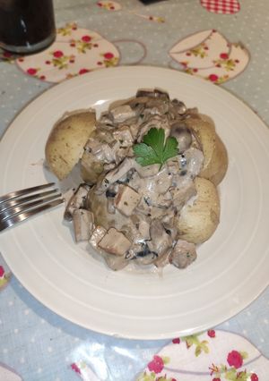 Una foto de Pollo con champiñones