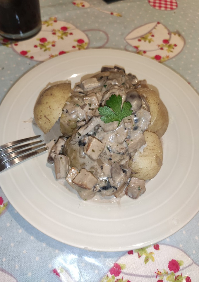 Una foto de Pollo con champiñones