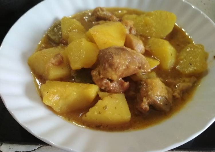 Patatas guisadas con pollo