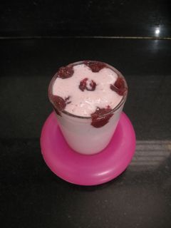 स्ट्रॉबेरी थीक शेक (strawberry thick shake recipe in hindi) रेसिपी मुख्य फोटो