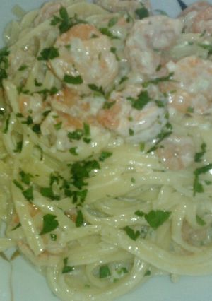 Una foto de Linguini con crema y camarones