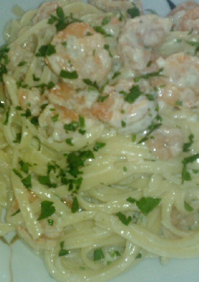 Una foto de Linguini con crema y camarones