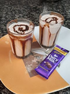 डेरी मिल्क चॉकलेट मिल्क शेक (Dairy milk chocolate milk shake recipe in hindi) रेसिपी मुख्य फोटो