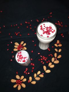 अनार और केले का मिल्क शेक (anar aur kele k milkshake recipe in H रेसिपी मुख्य फोटो