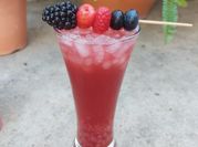 Una foto de licor de moras