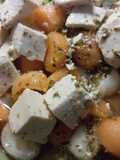 Ensalada vegana fresca de pepinos melón y tofu