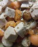 Ensalada vegana fresca de pepinos melón y tofu