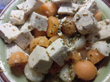 Ensalada vegana fresca de pepinos melón y tofu