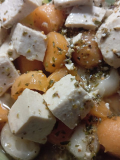 Una foto de Ensalada vegana fresca de pepinos melón y tofu