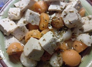 Una foto de Ensalada vegana fresca de pepinos melón y tofu