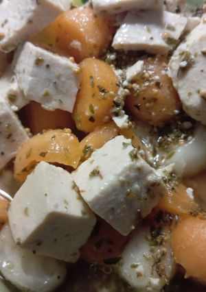 Una foto de Ensalada vegana fresca de pepinos melón y tofu