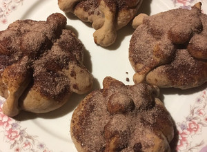 Una foto de Pan de muerto sabor chocolate y relleno de chocolate