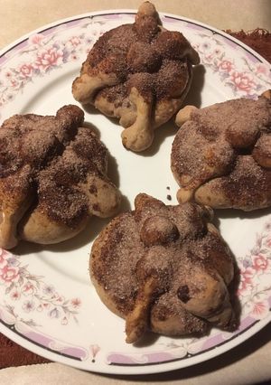 Una foto de Pan de muerto sabor chocolate y relleno de chocolate