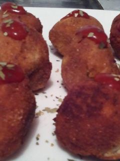 Una foto de Bolas de papa con queso tomillo y laurel