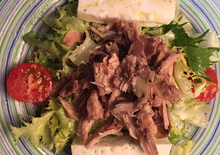 Ensalada fácil de escarola con perdiz roja escabechada