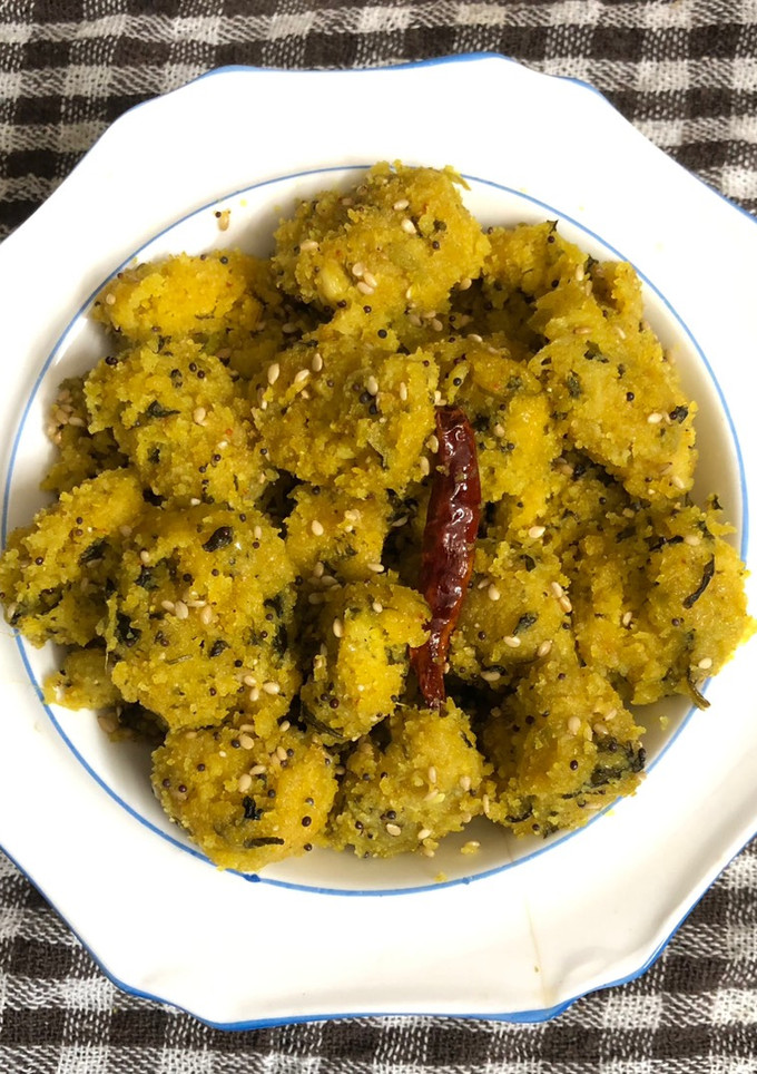 દુધી મેથી ના મુઠીયા (Dudhi Methi Muthia Recipe In Gujarati) રેસીપી મુખ્ય ફોટો
