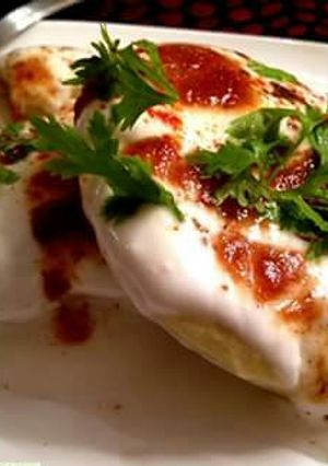 A picture of Dahi bhalla.