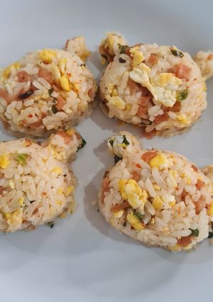 Foto resep Nasi kepal simple favorit keluarga