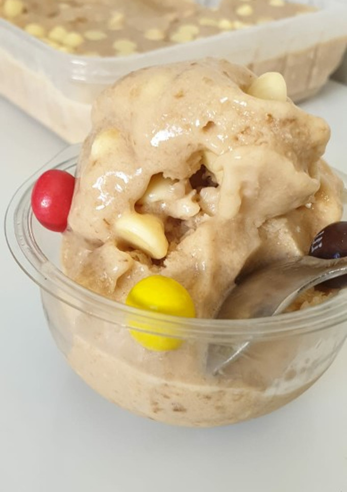 Una foto de Helado de banana con chocolate blanco