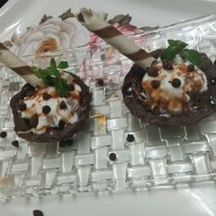 A picture of Delicious brownie dessert.