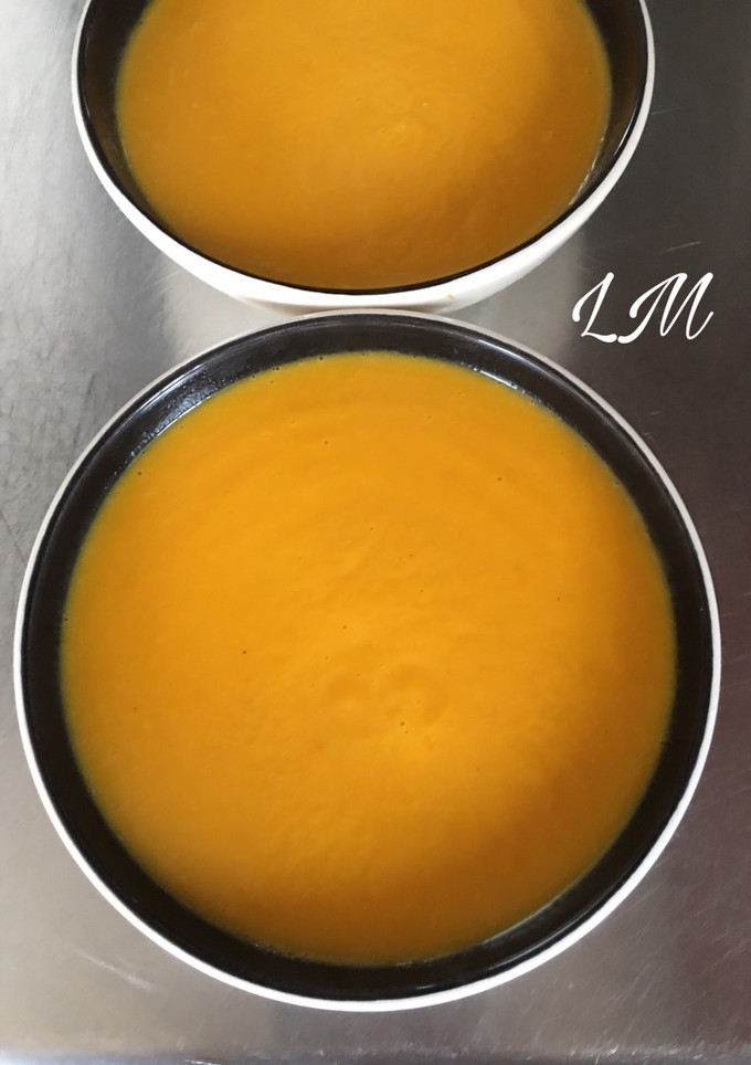 Una foto de Crema de calabaza con mandarina