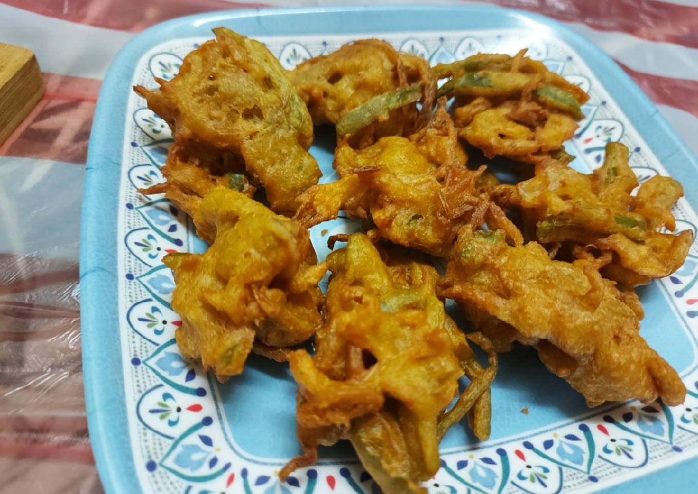 Aloo pyaaz and shimla mirch pakoray