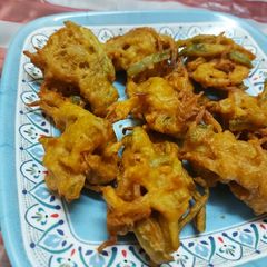 A picture of Aloo pyaaz and shimla mirch pakoray.