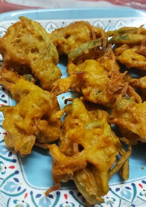A picture of Aloo pyaaz and shimla mirch pakoray.