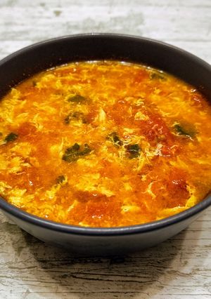 Una foto de Sopa china de tomate y huevo